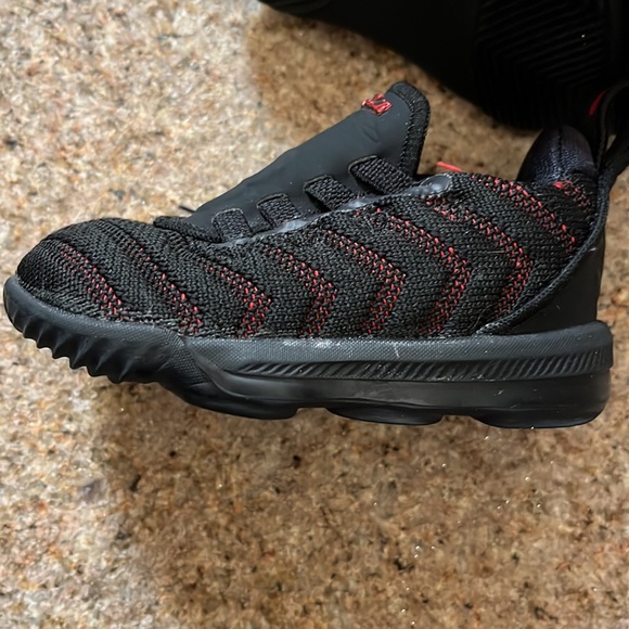 Nike lebron 16 fresh bred - EUC- size 4C - Picture 13 of 15